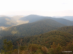 Le paysage multicolore des Vosges à l'approche de l'automne; la Haute Bers (1252 mètres) se trouve au centre